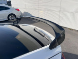 【大型リヤスポイラー】スポーツカーらしさがグッと引き立つ大型リヤスポイラーを装着♪高速走行時のスタビリティ(走行安定性)向上に役立ちます。