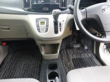 運転席と助手席の前方のレイアウト。