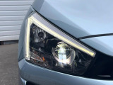 【LEDヘッドライト】悪天候や夜間走行時も良好な視界を確保し安心して運転できる高輝度LEDヘッドライトを装備!点灯速度が早く、消費電力も抑えられています。
