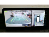 アラウンドビューモニターは4方のカメラで真上から車を見たようにモニターで確認ができます。周辺の安全確認、小さなお子様や障害物も目視で確認できるので駐車のしやすさだけでなく、事故防止にも役立ちます。