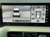 アラウンドビューモニターです。上空からお車の周りを見る感覚で表示されますので、車庫入れも簡単