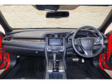 操作性に優れた運転席となります!小物入れや各ボタンの配置にこだわり、使いやすいです!座り心地もよく視認性も良好なのでロングドライブもお任せ下さい!