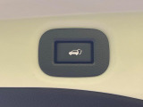 【パワーバックドア】スマートキーや運転席のボタンを押すだけでリアゲートが自動で開閉します!荷物を持っている時や、高い位置にあるバックドアを閉める際に便利な機能です♪