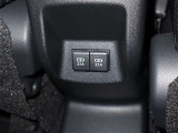 充電ケーブルなどが差し込めるソケットもついています。