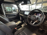 ステアリングを握ればJeepワールドが目の前に広がります。