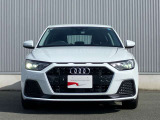 Audiでは2004年以降、この逆台形型のシングルフレームグリルを採用しています。他ブランドのフロントマスクデザインにも大きな影響を与えています。