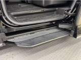 助手席側スライドドアにはメーカーオプションのユニバーサルステップが装備され、乗り降りのサポートをしてくれます。