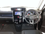 運転席周りのレイアウトをご覧ください。ナビゲーションが綺麗に装着されすっきり収まってますね!