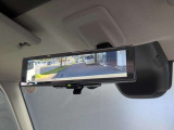 後方のカメラ映像をミラー内に映し出すデジタルルームミラー。後席の乗員や荷物で視界が遮られることなく、常にクリアな後方視界を確保できます。