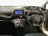 運転席周りのレイアウトをご覧ください。ナビゲーションが綺麗に装着されすっきり収まってますね!