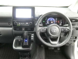 運転席からの視界はこんな感じです☆お気軽にご来店いただき、実際に座って是非お確かめください。ドライバーに寄り添う快適な操作フィールをもたらすステアリングです。