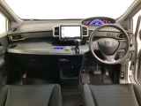 車内は光触媒抗菌消臭施工済です。インパネ周りはスタイリッシュなデザインです。グローブボックスやカップホルダーのほかにトレーなどたくさんの収納スペースが付いています。
