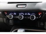 運転席と助手席の温度設定の変更が可能な左右独立タイプのデュアルエアコンです♪♪♪暑がりな人・寒がりな人も誰もが車内を快適にお過ごしいただけます♪♪♪