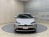 お車購入のポイントとなるフロントマスクです!シャープな目つきが印象的なデザインのヘッドランプです。