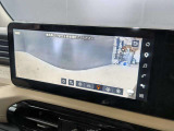 車両前方の広域を大きく映し出すフロントカメラ映像。見通しの悪い交差点への進入や、前進での駐車・発進時に前方の状況をスムーズに確認できます。