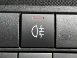 雨や霧、雪などで視界が悪い時に後続車に自車の存在を知らせるために点灯させるリヤフォグランプスイッチ。