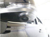 助手席側で見えにくい左前方の映像を、車内のマルチファンクションディスプレイに映し出します。前方への駐車や左寄せ、狭い道でのすれ違いなど、さまざまなシーンで安心して運転できる便利な機能です。