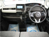 運転にかかわる様々な操作を安全に行えるように視点移動が少なく、操作性に配慮されたスイッチ類が凝縮されたコクピットです。