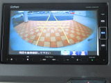ギヤをRに入れるとナビの画面に後ろの映像が映るリヤカメラ付!後退時の安全確認やコンディションの悪い視界でもカラーバックモニターがドライバーをサポート☆☆☆
