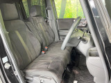 運転席まわりには十分なスペースがあり、大柄な方でもゆったり運転していただける環境です。