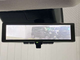 【インテリジェント ルームミラー】車両後方のカメラ映像をミラー面に映し出すので、車内の状況や、天候などに影響されずいつでもクリアな後方視界が得られます!