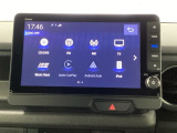 HondaCONNECT対応の便利なナビディスプレー。お持ちのスマートフォンと連携して、ナビやBluetoothでの音楽再生が可能です。デザインはもちろん、操作性も良好です。