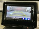リバースギアに入れるだけで後方の表示へ切り替わります。夜間や雨の日の駐車も楽になりますよ。