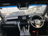 【運転席・インパネまわり】ハンドル・シート・フロアーなど隅々までプロによるクリーニング済み☆彡キレイな車内でドライブが一層快適にお楽しみいただけます!!