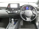 運転席からの視界はこんな感じです☆お気軽にご来店いただき、実際に座って是非お確かめください。ドライバーに寄り添う快適な操作フィールをもたらすステアリングです。