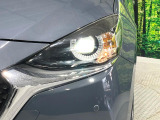 【LEDヘッドライト】悪天候や夜間走行時も良好な視界を確保し安心して運転できる高輝度LEDヘッドライトを装備!点灯速度が早く、消費電力も抑えられています。