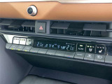 左右独立温度コントロールフルオートエアコンです。運転席、助手席それぞれで独立して温度設定ができます。冷え性の方が乗っても安心ですね♪