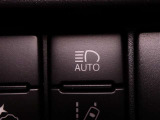 【オートマチックハイビームヘッドライト】ハイビーム走行時に対向車や前走車をカメラで認識して自動的にロービームにする機能が装備されています。※道路環境などによっては作動しない場合があります。