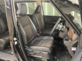 乗降がしやすい運転席。高さが調節できて小柄な方でも運転しやすいポジションをとることができます。
