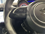 ステアリングスイッチ付きで、運転中に視線を前に向けたまま操作できます。