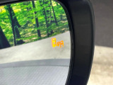 【ブラインドスポットモニター】走行中、ドアミラーの死角になりやすい箇所に後続車が接近するとサイドミラー付近に警告を表示、ドライバーに注意喚起をしてくれます。