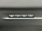 【メモリー機能付き電動シート】3パターンまでシートの位置を記憶させることができます。これで家族間でもスイッチ一つで自身の椅子の位置にセットできます。
