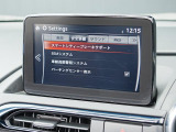 こちらのお車には先進安全装備が多数搭載されています。衝突被害を回避あるいは軽減するためのブレーキや、後方死角からの接近警報、車線逸脱を防止する警報装置など、詳しくはスタッフまでお尋ねください。