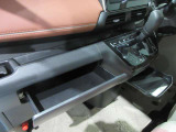 インストスライドボックス ティッシュボックスがまるまる一つ入るボックスです運転席からも開け閉め可能です