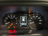 様々な車両情報を表示できるTFTマルチインフォメーションディスプレイを中央に配した視認性の高い大型2眼メーターです