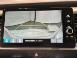 リバースギアに入れるだけで後方の表示へ切り替わります。夜間や雨の日の駐車も楽になりますよ。