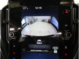 後方映像を11.6インチディスプレイに表示し、ステアリング連動ガイドラインが駐車をサポート。さらに後退時はリヤ4センサーが障害物を検知し、必要に応じてブレーキが作動します。