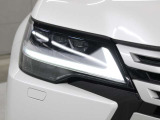LEDヘッドランプにはアダプティブハイビームシステム「AHS」を採用。光検出カメラで車両検出をし、先行車や対向車に直接ハイビームを当てないように部分遮光します。