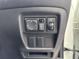運転席からサイドミラーを調整できます。
