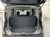 バックドアは上開き跳ね上げ式で、開口も広め!スムーズな荷物の出し入れでアウトドアも楽しくなりそう♪
