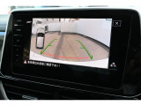 【リヤビューカメラ(Rear Assist)】後方確認や障害物検知をアシストし、安全な駐車をサポート。
