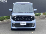 フロントガラスの上部には衝突軽減ブレーキの装置も付いており、より安全に運転を楽しんでいただくことができます。