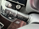 動くタイミングを調整できる間欠式ワイパーは、車速に連動して間欠時間が変化する機能も備えて運転をサポートしてくれます!