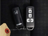 ◆スマートキー◆カギをバッグやポケットに入れたままでもドアロックの開閉ができる『スマートキー』付き!雨天や暗くなってもカギを取り出す必要がなくドアの開錠&エンジンも始動できます