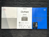 スマートキーは鍵をバッグに入れたままでもドアロックの開閉やエンジンのON・OFFができます。夜間や雨の日も鍵を探さなくて良いので便利です。