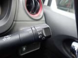 オートライト機能が装備されており暗い場所に入ると車両が検知しライトのON・OFFを自動的に切り替えてくれますので非常に便利な装備です♪